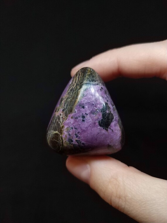 1.5" Stichtite Tumble