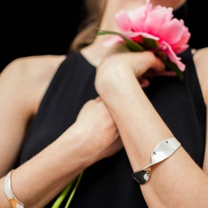 Stylish Medical Alert Bracelet Elegant Medical ID Jewelry For Men & Women Customizable, Engravable image 4