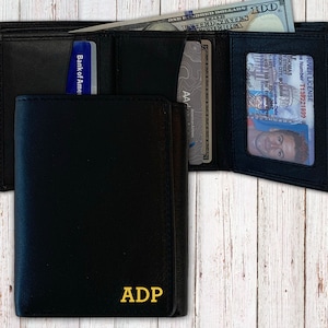 Cartera de cuero personalizada de tres pliegues para hombre, con bloqueo RFID, delgada, con ventana para identificación, tarjetero y monograma.