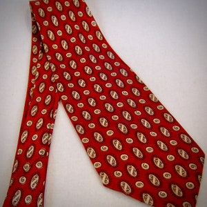 Corbata con diseño distinguido e intrincado de los años 40 con '6 escudos'