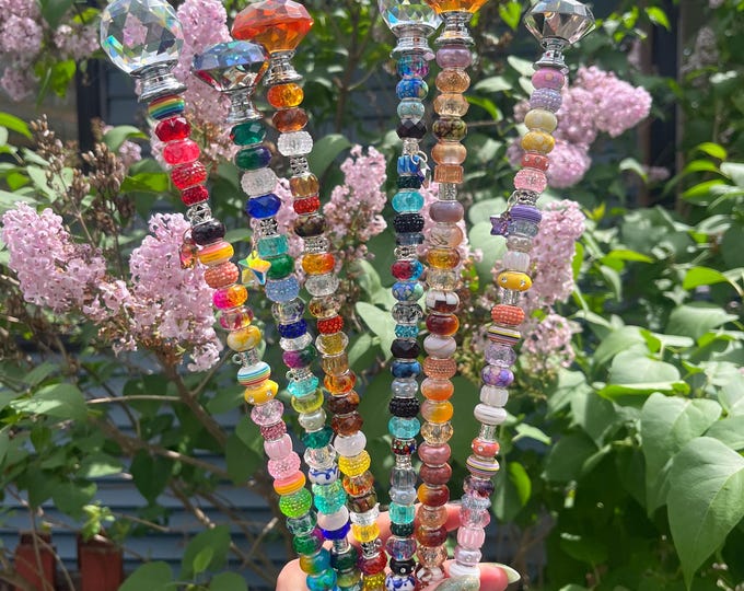 Handgefertigte Zauberstäbe mit Glasperlen – bunte Perlenzauberstäbe für Kinder, Cosplay, Festivals, oder Feengärten