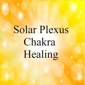 以下が含まれることがあります： 黄色とオレンジ色の背景に、太陽の光が放射状に広がり、白い星が散りばめられています。黒い文字で「Solar Plexus Chakra Healing」と書いてあります。