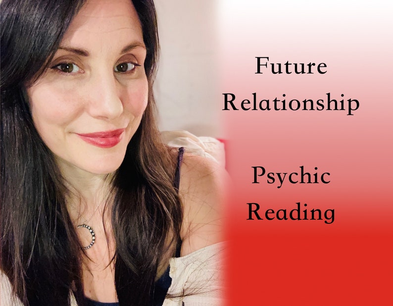 Puede incluir: Una mujer con el pelo largo y oscuro sonr&iacute;e a la c&aacute;mara. El texto "Future Relationship Psychic Reading" est&aacute; escrito en negro sobre un fondo degradado rojo y blanco.