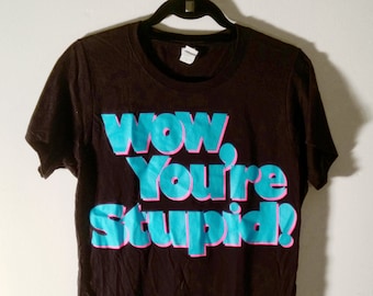WOW sei stupido! Al neon stampa su t-shirt nera