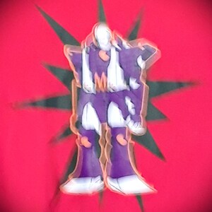 Pu&ograve; includere: Illustrazione stilizzata di una figura di robot viola, bianca e arancione, su sfondo rosso con un motivo a stella verde scuro. Il robot ha un design a blocchi con un elmetto e un'emblema sul petto.