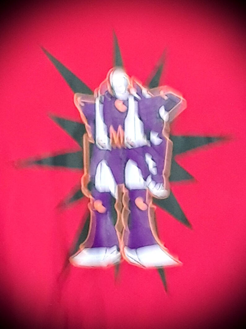 Pu&ograve; includere: Illustrazione stilizzata di una figura di robot viola, bianca e arancione, su sfondo rosso con un motivo a stella verde scuro. Il robot ha un design a blocchi con un elmetto e un'emblema sul petto.