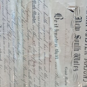 Puede incluir: Un documento antiguo de los Mark Master Masons de Nueva Gales del Sur, Australia, con caligraf&iacute;a ornamentada y un sello rojo. El texto incluye el nombre de Eugene Stevens Black y la fecha del 27 de julio de 1925.