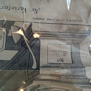 Puede incluir: Papel envejecido con una ilustraci&oacute;n detallada en blanco y negro de un hacha, formas geom&eacute;tricas y elementos arquitect&oacute;nicos. El texto "Ne Varietur" y "ST. LEIGH & CO. LTD. LITHO. SYDNEY" son visibles. Tambi&eacute;n est&aacute; presente el n&uacute;mero "8752".