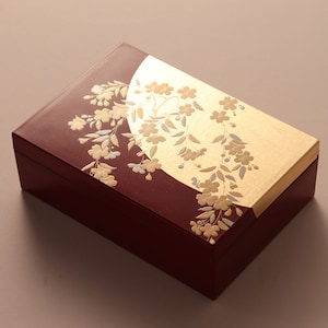 Schmuckkästchen, traditionelles japanisches Kunsthandwerk, „Maki-e“, Lackdekoration mit SAKURA-Kirschblüten und Mond. Aufbewahrungsbox für Schmuck. Erinnerungsbox. Schlüsselbox