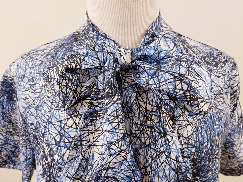 Bow Front Detail 38 Bust 60/'s Does 40/'s Vintage Blue Print Blouse