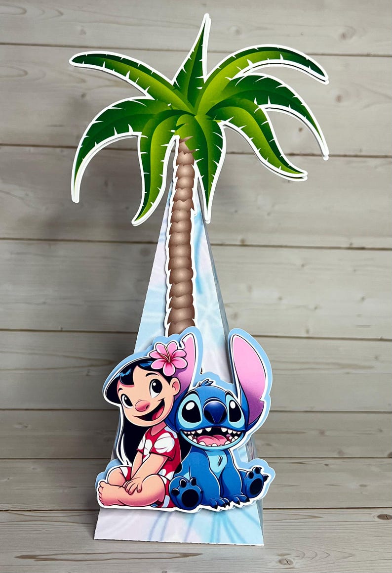 Op de afbeelding: Een decoratief kegelvormig middelpunt met een palmboom en de tekenfilmfiguren Lilo en Stitch. De palmboom heeft groene bladeren en een bruine stam. Lilo draagt een rode jurk en Stitch is blauw.