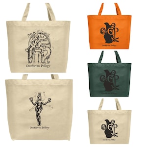 Puede incluir: Cinco bolsas de tela con diferentes diseños. Las bolsas están hechas de tela de lona natural. Los diseños incluyen una mujer haciendo malabares, un logotipo de cerámica y una mujer en una tienda. Las bolsas son todas blancas con texto y diseños negros. El texto en las bolsas dice "One-Eleven Pottery".