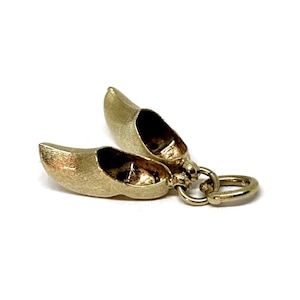 Pair of 14 kt gold clogs charm. Dutch clogs Vintage gold charm for bracelet or necklace.