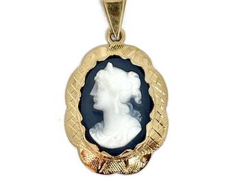 Cameo blue agate pendant. 14 kt gold hallmarked.