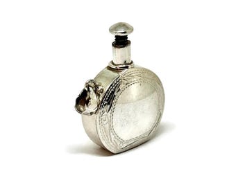 Colgante antiguo con forma de frasco de rapé tallado a mano. Colgante de frasco de perfume de plata con sello de autenticidad.