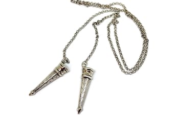 Silver knitting needle guards connected with a silver chain. Hallmarked: HL Looren de Jong Schoonhoven