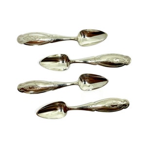 Set of 4 Antique sterling silver Mocha  spoons. 9.5 cm The handles are decorated with engraved accents