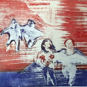Op de afbeelding: Een abstracte print in rood en blauw met een wit silhouet van drie figuren. De figuren zijn in een wazige, impressionistische stijl.