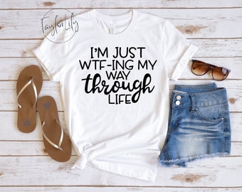 Sono solo WTF-ing My Way Through Life Camicia, Camicia WTF, Camicia Sarcastica, Camicia Mamma, Camicia Moglie, Maglietta Umorismo per Adulti