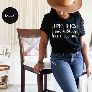 Abrazos gratis Solo bromeo No me toques camiseta, camiseta sarcástica divertida, camiseta de mujer humorística, no un abrazador, linda camiseta de distancia social