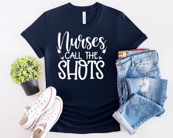 Verpleegkundigen noemen de schoten, gezondheidszorg werknemers shirt, medische shirts, grappige verpleegkundige shirt, verpleegkundige shirts, cadeau voor verpleegkundigen, verpleegkundige leven, verpleegkundige school