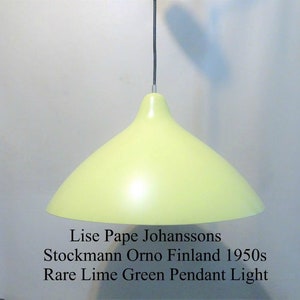 Op de afbeelding: Een limoengroene hanglamp met een brede, afgeronde kap. De lamp hangt aan een zwart snoer en is gelabeld "Lise Pape Johanssons Stockmann Orno Finland 1950s Rare Lime Green Pendant Light".