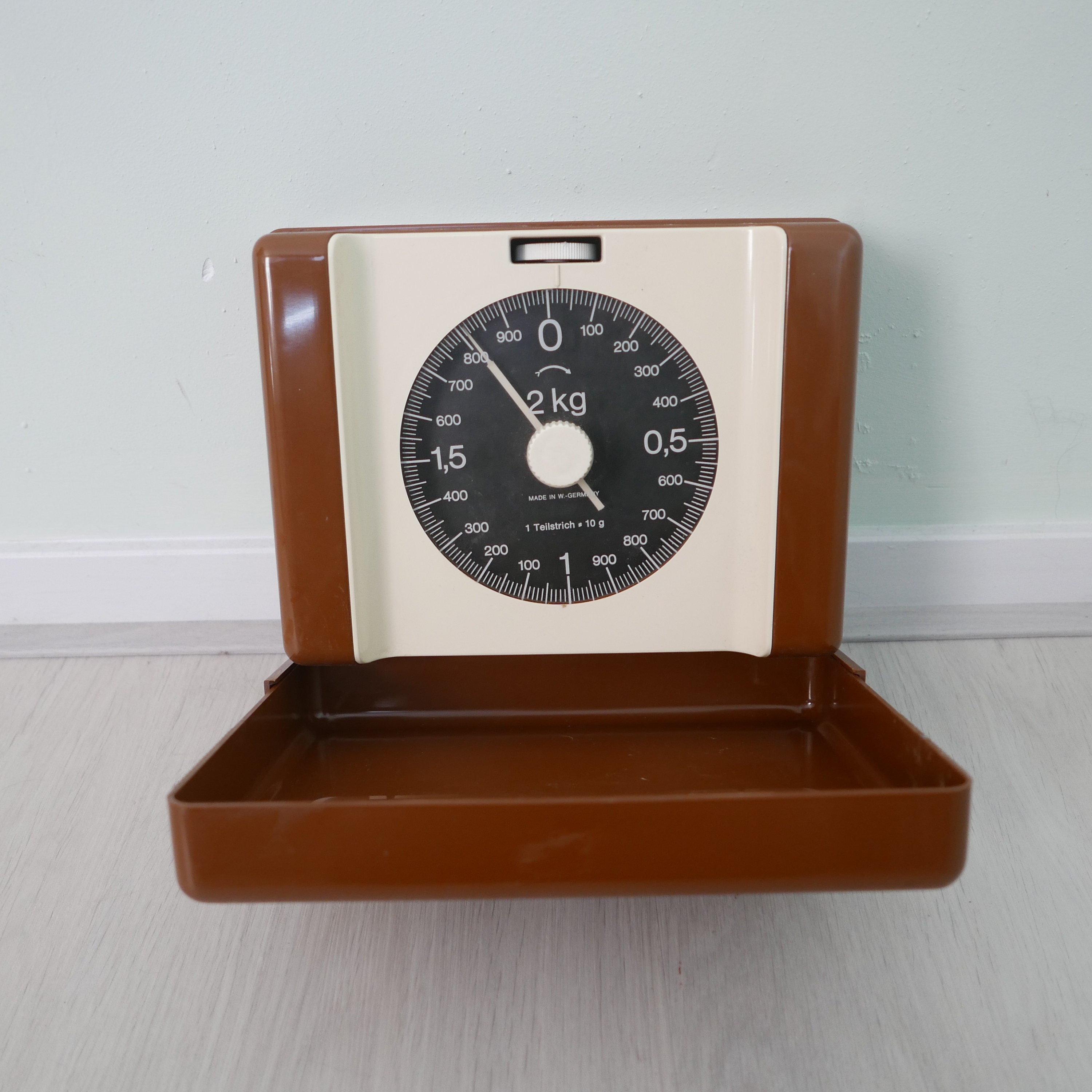 1970s Salter 'flying Saucer' Kitchen Weighing Scales. Calorie Counter Scale.  3kg or 6lb. Retro Kitchen Weighing Scale. 