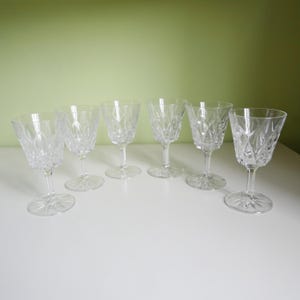 Puede incluir: Juego de seis copas de vino de cristal transparente con diseño de cristal tallado. Las copas tienen una copa redonda y un tallo largo.