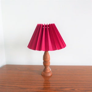Skandinavisches dänisches Design - Vintage Tischlampe - Brauner Holzsockel mit rotem Plissee-Messer-Plissee-Stoffschirm - 80er
