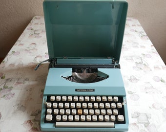 Schreibmaschine – Imperial 200 England – Babyblaue Schreibmaschine mit Hartschalenetui, 1960er Jahre – AZERTY – Hellblau