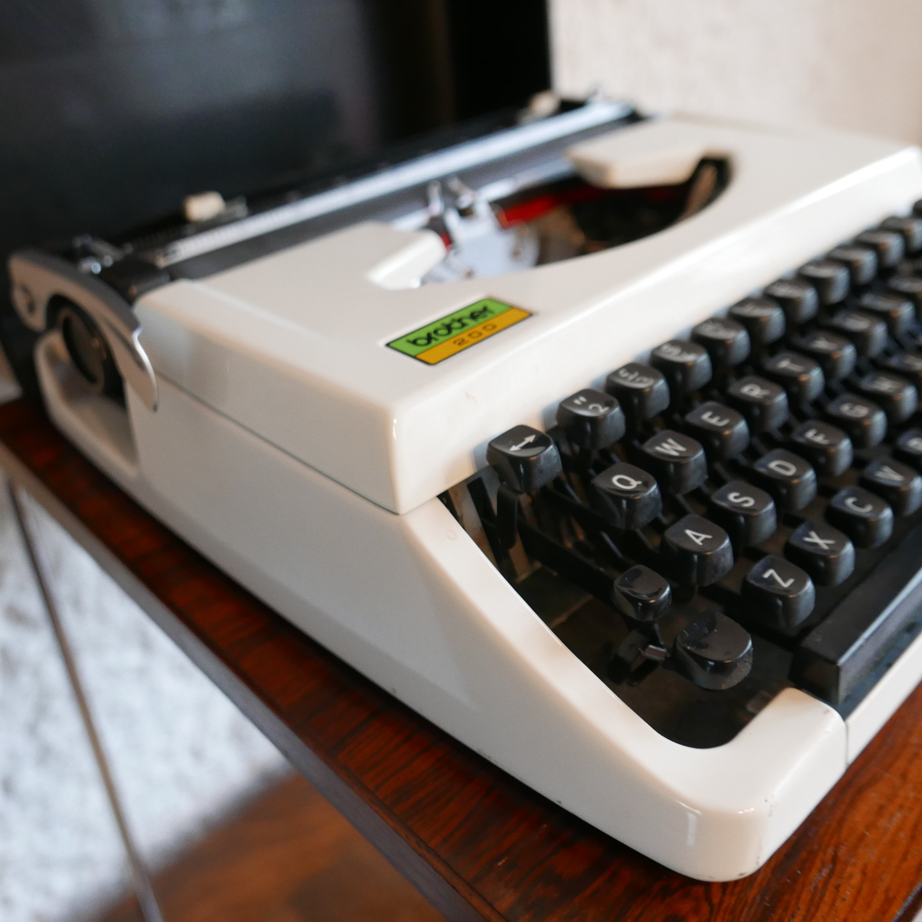 ブラザー 200 ポータブル機械式タイプライター（白） - 日本製 1970