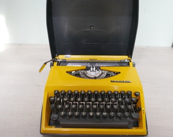 TRIUMPH  Tippa Nederland Mechanische Typemachine in Fel Geel - 1970s - QWERTY