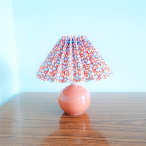 Vintage Ball Tischlampe aus den 80er Jahren - Pastell Orange Keramik und weiß rot blau orange Messer plissierten Stoffschirm - Tischlampe