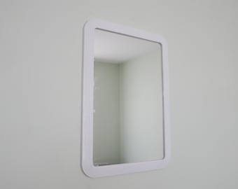 Vintage-Spiegel – FINNMIRROR, hergestellt in Finnland – Design – Weißer rechteckiger Spiegel – 1970er Jahre – Vintage-Wanddekoration, skandinavischer Wandspiegel