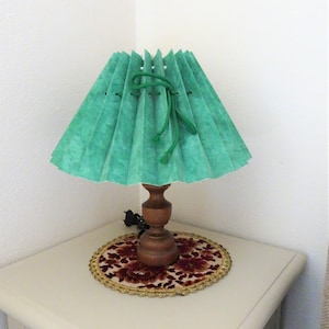 Vintage Tischlampe - Brauner Holzsockel mit grünem Plissee-Schirm - 70er/80er Jahre Stehtisch-Dämmerungslampe