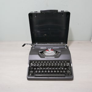 Torpedo 10 30 - Macchina da scrivere portatile nera con custodia rigida, anni &#39;80 - Macchina da scrivere QWERTY