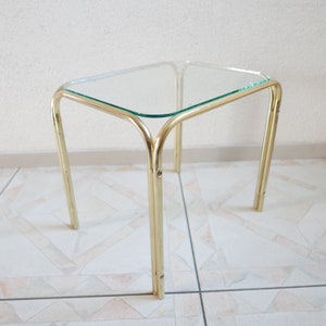 Table basse d&#39;appoint vintage du milieu du siècle moderne de couleur dorée avec plateau en verre transparent