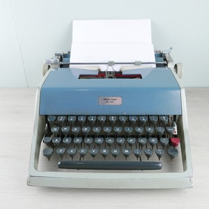 Hispano Olivetti Studio De Luxe - Portable Typewriter - Mechanical Typewriter 70s QWERTY