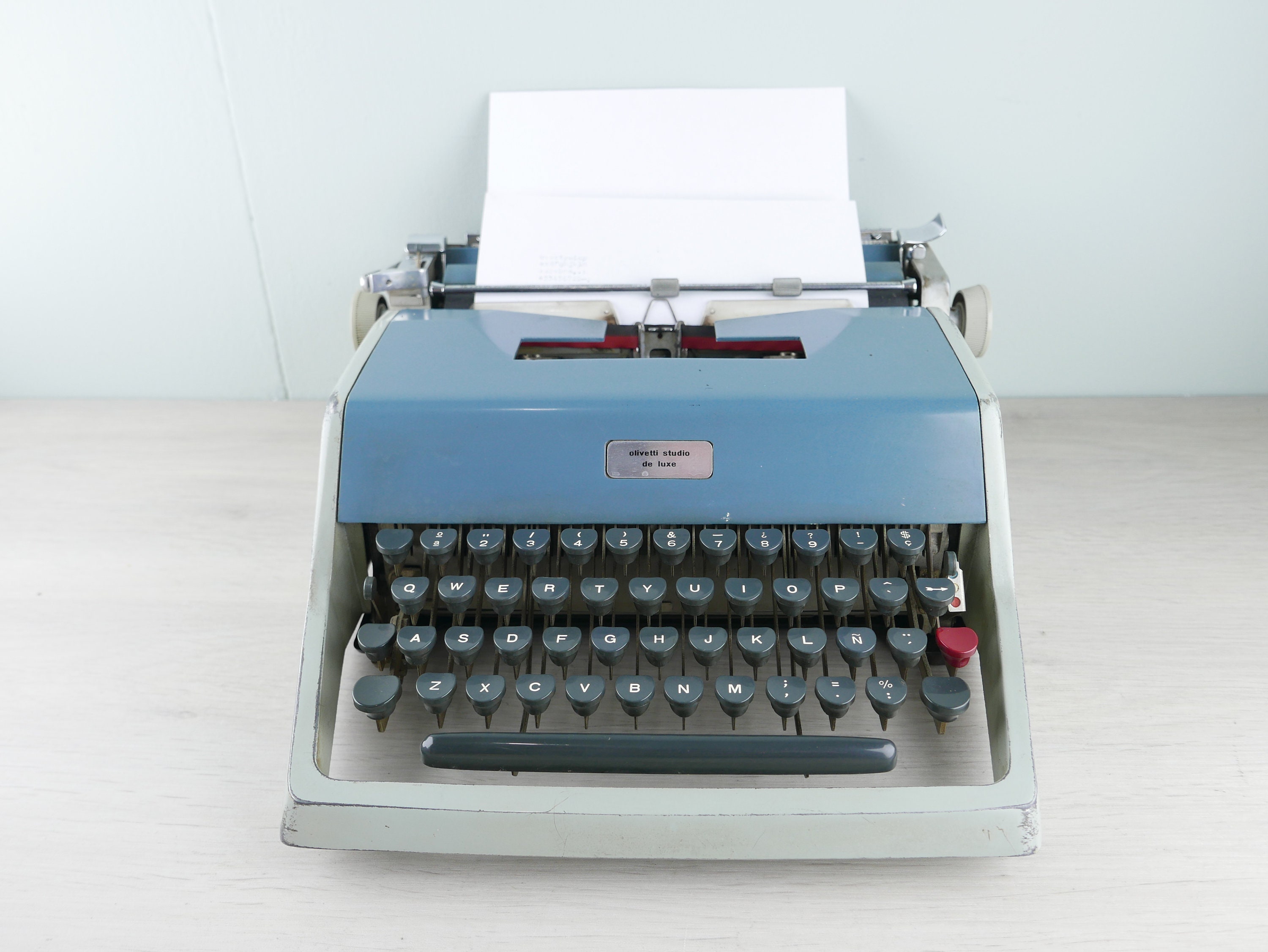 ジョルジオ・ソアヴィ OLIVETTI セラミックトレイ Hispano Olivetti Studio De Luxe - Portable Typewriter