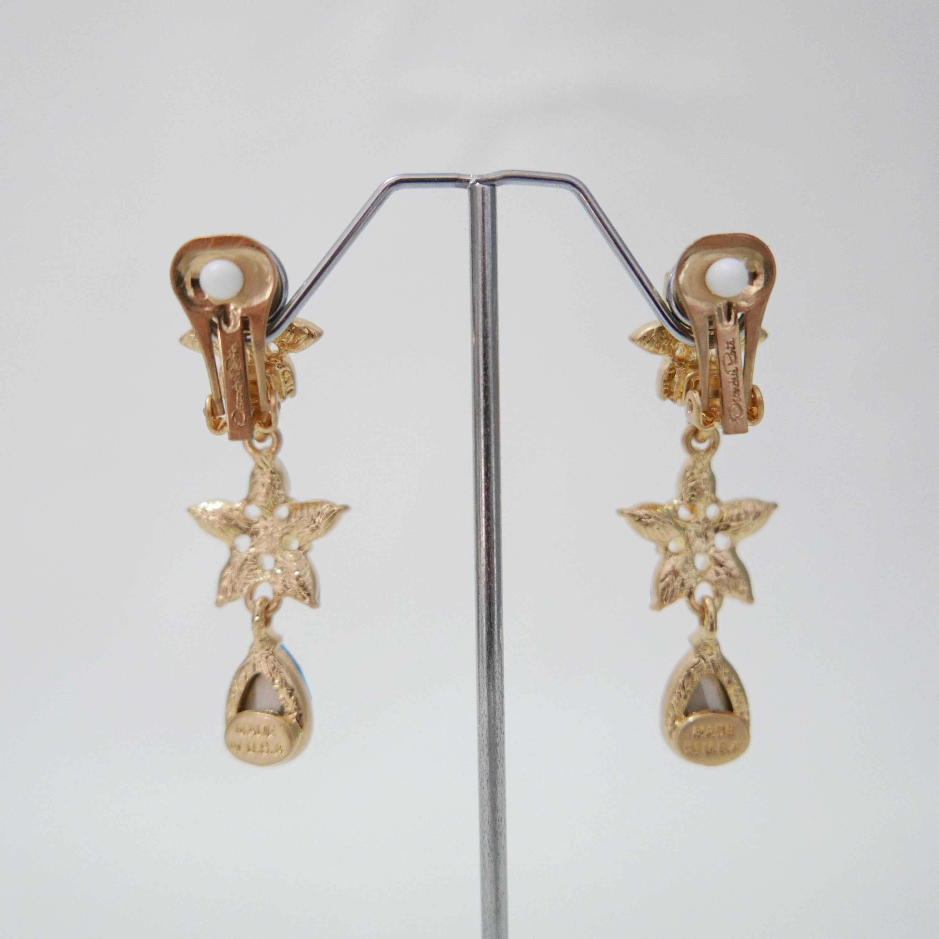 Boucles D'oreilles Oscar De La Renta - Cristaux Verts Et Bleus Incrustés, Monture Plaquée Or, Neuves Avec étiquettes