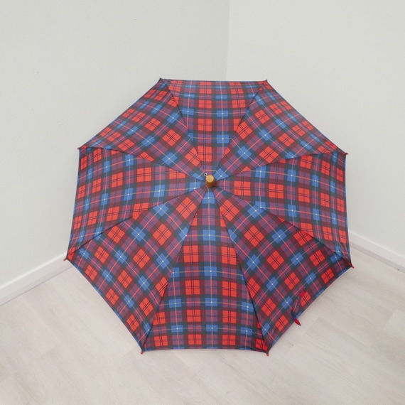 Parapluie vintage des années 1950 à carreaux en tartan avec poignée en lucite - France Parapluie vintage des années 1950 à carreaux en tartan avec poignée en lucite - France