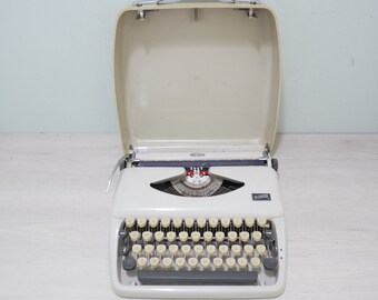 TRIUMPH Tippa 1 Mechanical Typewriter in Beige - 1970s - QWERTY