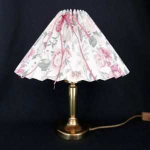 Vintage Tischlampe aus den 80er Jahren - Messerplissierter Blumenstoffschirm mit goldfarbenem Sockel - Tischlampe Nachttischlampe (2 verfügbar)