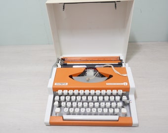 OLYMPIA TRAVELER de Lux - Orange - Mechanical Typewriter - Germany - QWERTY