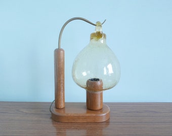 Vintage Teak Hout Tafellampje met Amber kleur glas kap - 1970s Design  -  Aparte Tafellamp