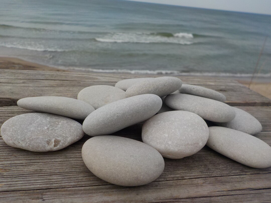 Craft Stones Set of 13 Light Pebblessize 1.72/4550mmsmall White