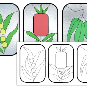 Puede incluir: Tres paneles de vitrales con contornos de flora australiana. El primer panel muestra una rama de acacia verde con flores amarillas. El segundo panel muestra una flor de banksia roja con hojas verdes. El tercer panel muestra una rama de eucalipto verde con hojas.