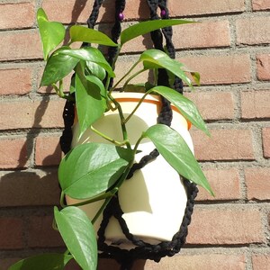 Schwarzer hängen Pflanzer, Makramee Werk Aufhänger, hängenden Blumentopf-Halter, schwarz Makramee Werk Aufhänger, handgemachte Macrame, Halter mit Holz-Perlen