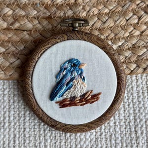 Quadro su telaio con ricamo di un uccello Junco blu / Pittura a filo rotonda da 7,6 cm