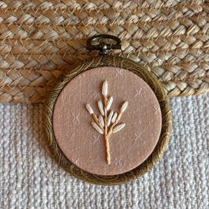Mini aro de bordado con tallos de trigo: decoración de pared estilo bohemio retro